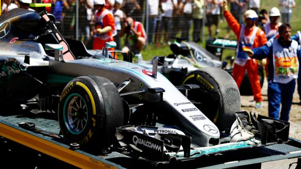 Los monoplazas de Rosberg y Hamilton quedaron destrozados tras su accidente. (Getty)