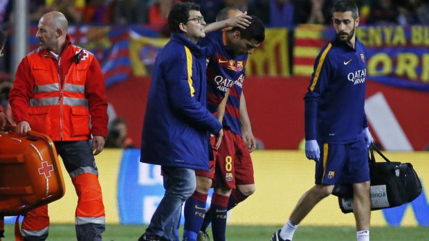 Luis Suárez se marchó lesionado. (Reuters)