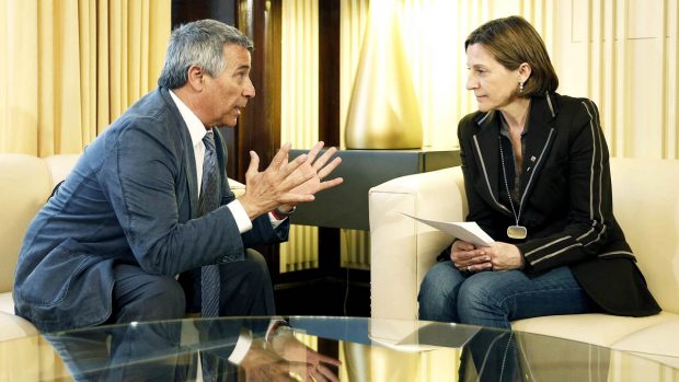 Carme Forcadell con el representante de la ACVOT José Vargas (Foto: EFE)