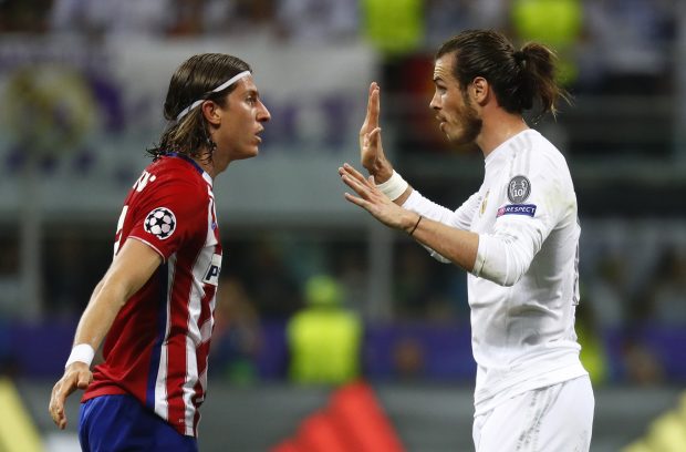 Filipe Luis y Bale se las tuvieron tiesas durante la final. (Reuters)