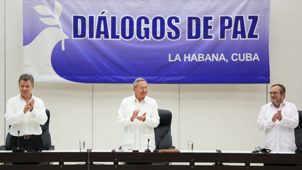 Juan Manuel Santos, Raúl Castro y 'Timochenko' sellan el definitivo acuerdo de paz (Foto: Reuters)