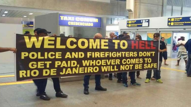 Policias y bomberos protestan por los impagos. (Twitter)