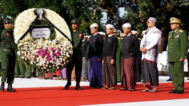 Líderes del ejército de Birmania conmemoran la muerte de Aung San (Reuters)