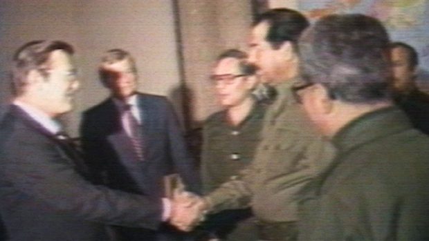 Donald Rumsfeld y Saddam Hussein en 1983 (Getty)