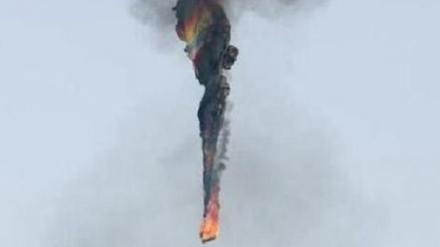 El globo aerostático se precipitó en llamas sobre el suelo.