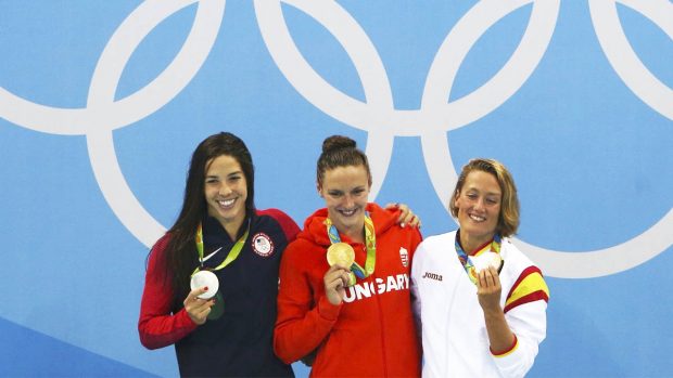Mireia Belmonte con su bronce en el podio olímpico (Foto: Reuters)