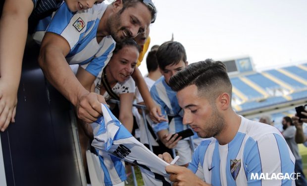 Jony firma autógrafos durante su presentación con el Málaga