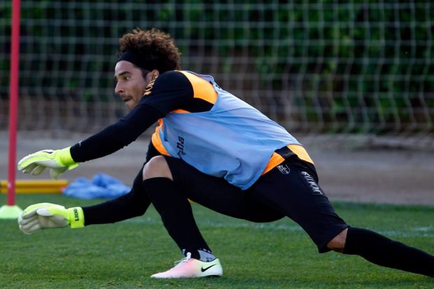 Ochoa, durante un entrenamiento con el Granada