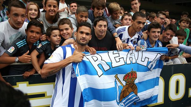 Willian José posa con los aficionados de la Real Sociedad