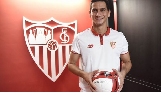 Ganso posa con la camiseta del Sevilla
