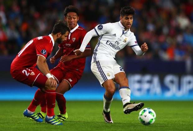 Marco Asensio da un pase durante el Real Madrid-Sevilla de la Supercopa europea