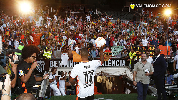 Nani, durante su presentación con el Valencia