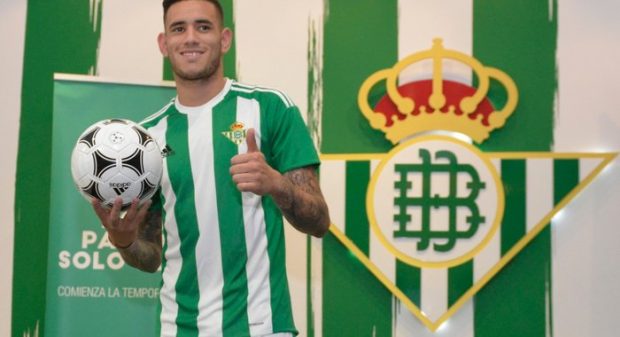 Sanabria posa con la camiseta del Betis