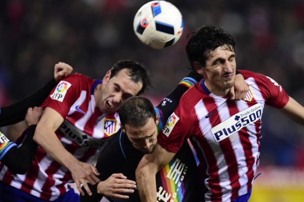Godín y Savic pelean por un balón ante el Rayo (AFP)