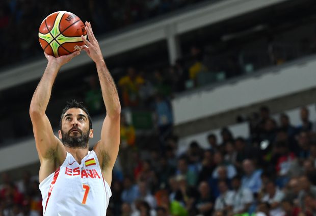 Juan Carlos Navarro intenta un tiro ante USA. (AFP)