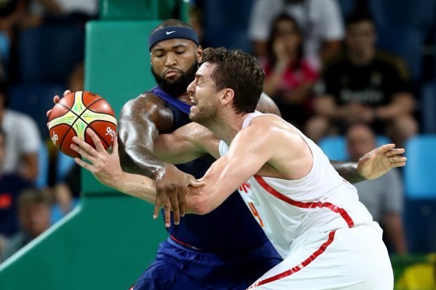 Pau Gasol intenta encestar ante la defensa de Cousins. (Getty)