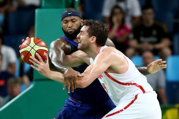 Pau Gasol intenta encestar ante la defensa de Cousins. (Getty)