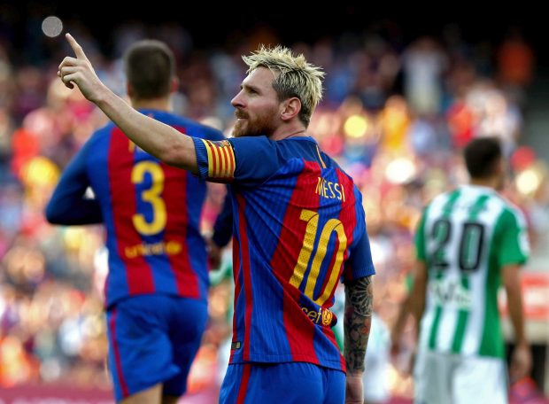 Leo Messi festeja uno de sus tantos ante el Betis. (EFE)