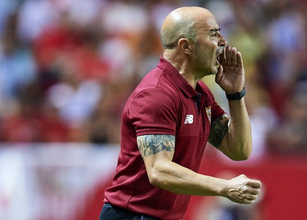 Sampaoli da órdenes a sus jugadores desde el banquillo. (Getty)