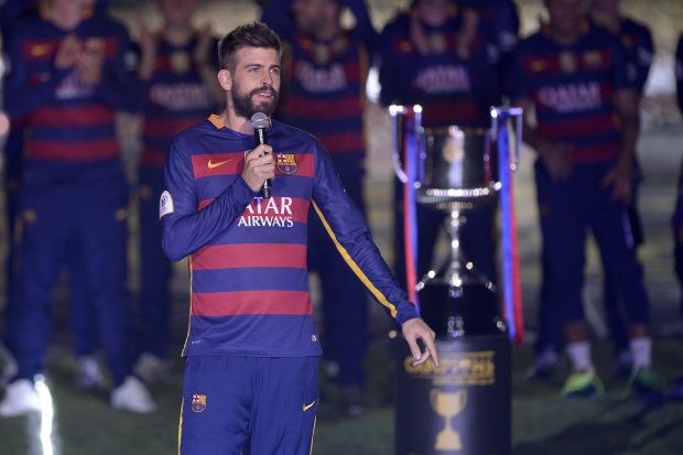 Piqué habla a la afición en el Camp Nou. (AFP)