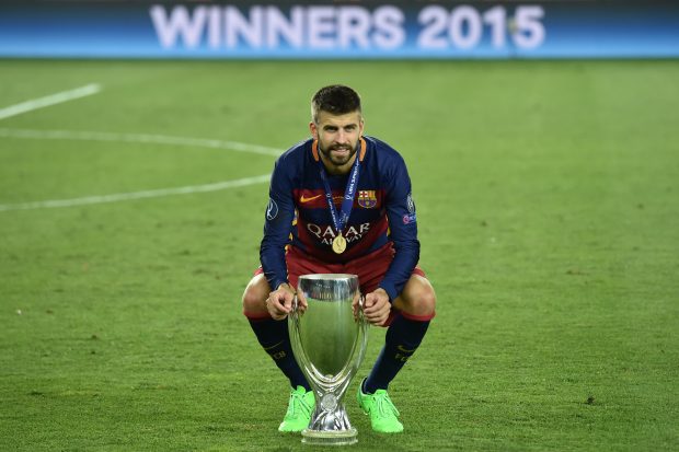 Gerard Piqué con la Supercopa de Europa. (AFP)