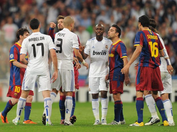 Álvaro Arbeloa y Gerard Piqué discuten en un Clásico. (Getty)