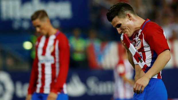 Kevin Gameiro y Fernando Torres se lamentan por las ocasiones falladas por el Atlético de Madrid. (Reuters)