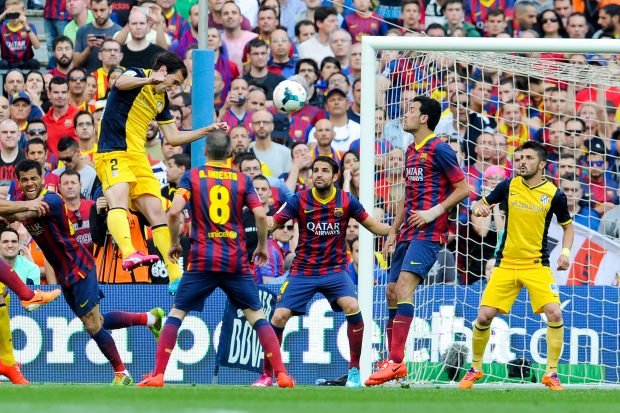 Diego Godín dio una Liga al Atlético con este remate en el Camp Nou. (Getty)