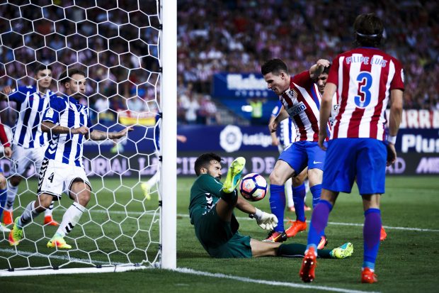 Fernando Pacheco detiene una ocasión clara de Gameiro. (Getty)