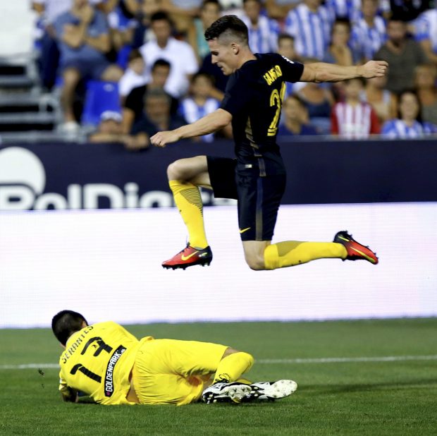 Serantes evita el gol de Kevin Gameiro. (EFE)