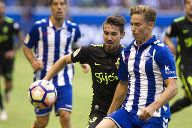 Marcos Llorente pugna un balón ante un jugador del Sporting. (EFE)