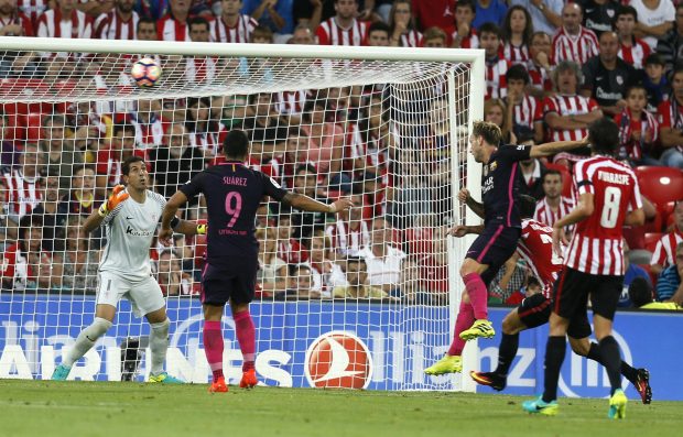 Ivan Rakitic remata a gol el centro de Arda Turan. (EFE)