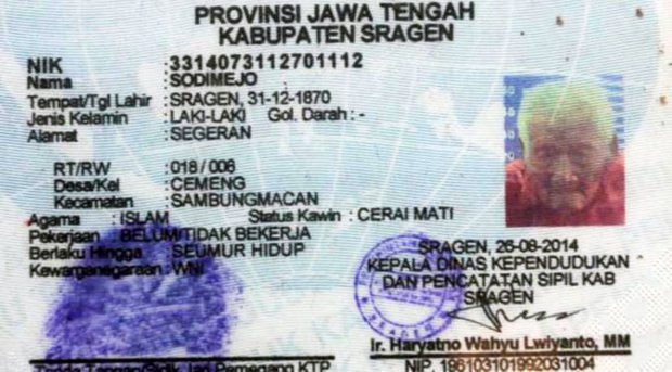 Carnet de identidad del indonesio que asegura tener 145 años.