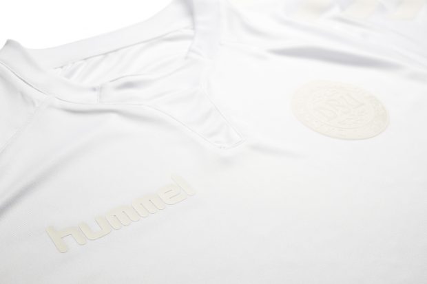 La camiseta 'all white' de Dinamarca.