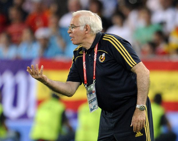 Luis Aragonés dirige un encuentro de la Eurocopa de 2008. (AFP)