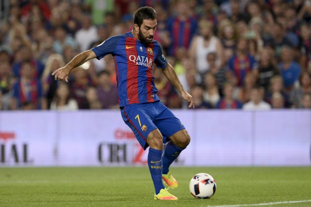 Arda Turan durante un encuentro con el Barça. (AFP)