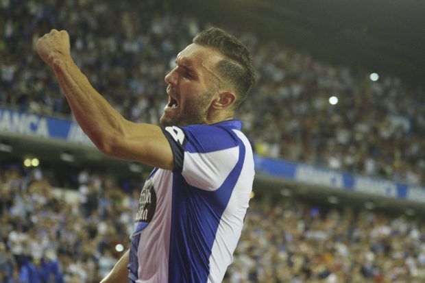 Lucas Pérez celebra un gol con el Deportivo. (Getty)