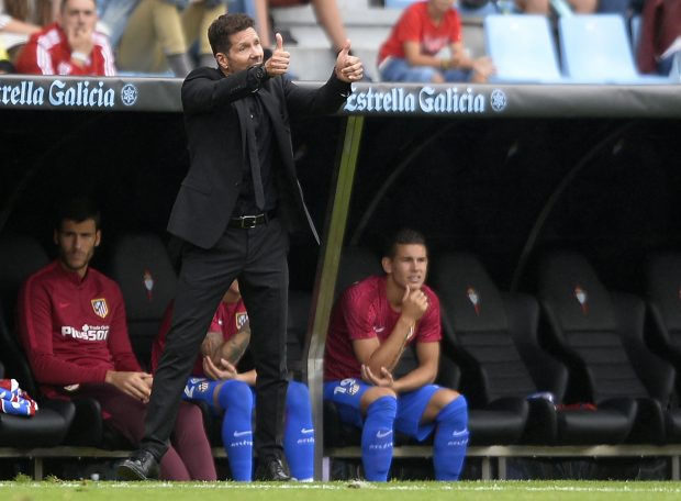 El Cholo Simeone en el banquillo de Balaídos.(AFP)