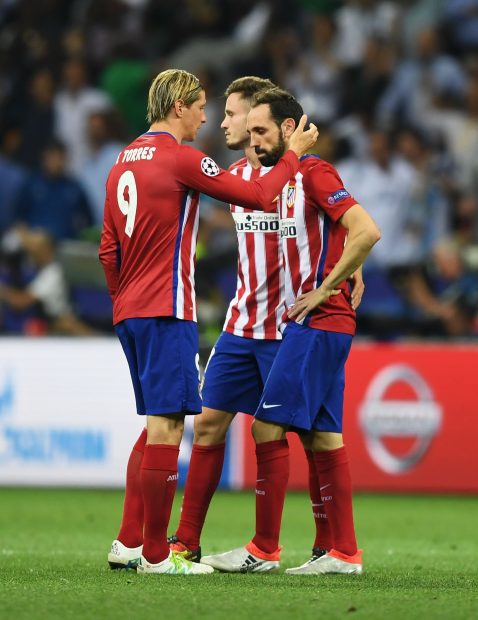 Fernando Torres consuela a Juanfran tras el penalti fallado en Milán. (Getty)