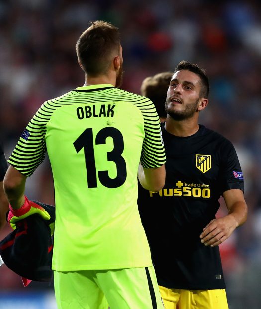 Koke felicita a Oblak por detener el penalti a Guardado. (Getty)