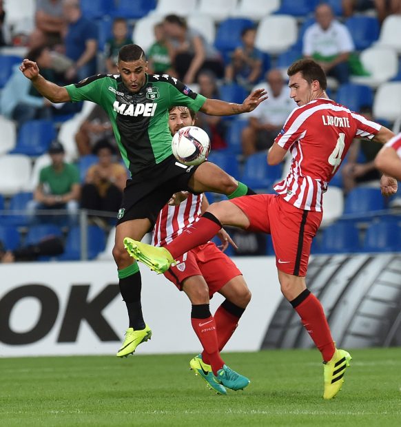 Aymeric Laporte pelea el esférico ante el Sassuolo. (Getty)