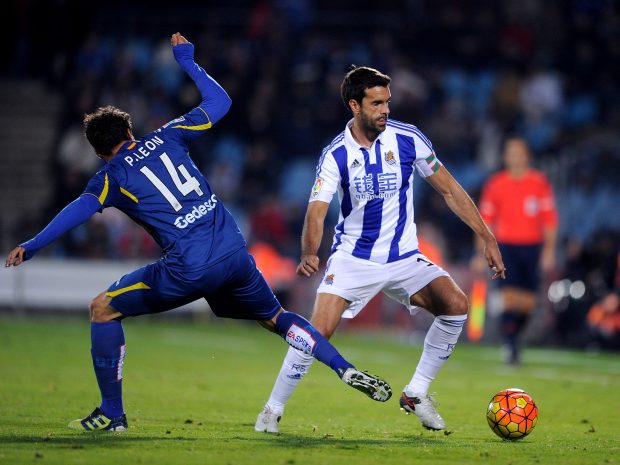 Xabi Prieto intenta superar a Pedro León. (Getty)