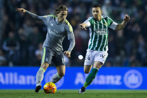 Rubén Castro, en una jugada con Luka Modric. (Getty)