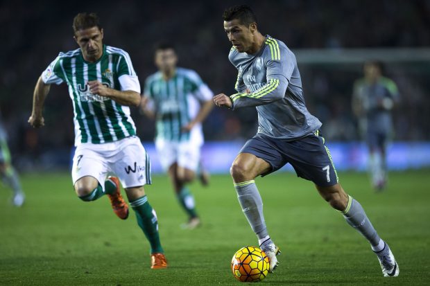 Joaquín intenta arrebatarle el balón a Cristiano Ronaldo. (Getty)