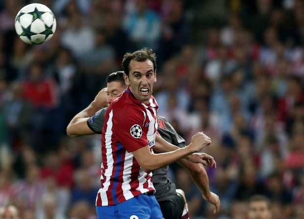 Godín pelea por un balón con Lewandowski. (Getty)