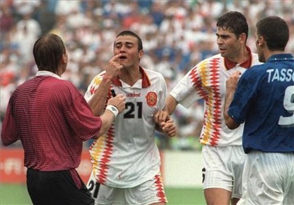 Luis Enrique protesta tras el codazo de Tassotti