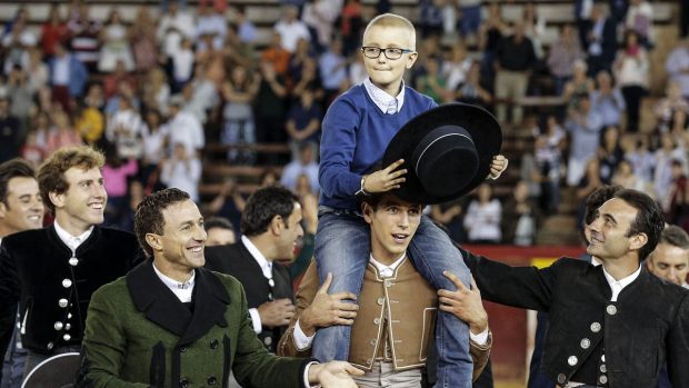 Adrián salió a hombros de su homenaje en Valencia (Foto: EFE)