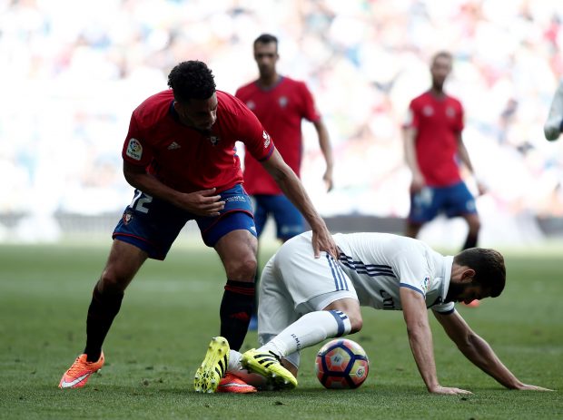 Riviere lucha un balón con Nacho Fernández. (Getty)