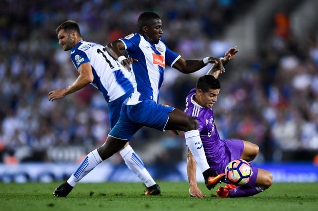 Diop y Baptistao, en una pugna con James Rodríguez. (Getty)