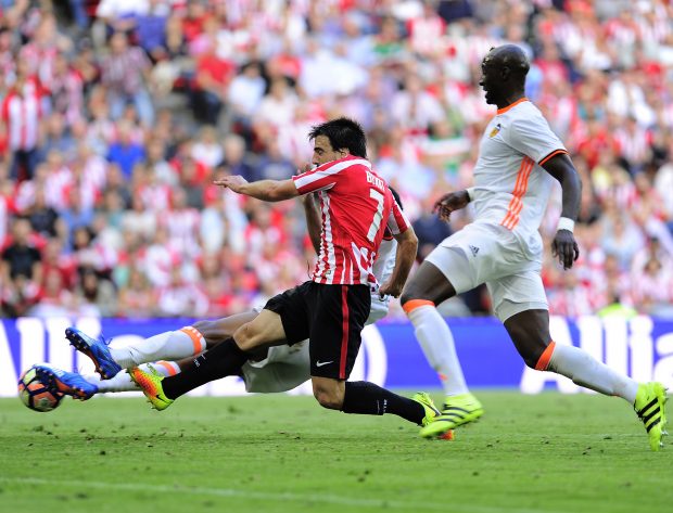 Elaquim Mangala, ante el Athletic. (AFP)